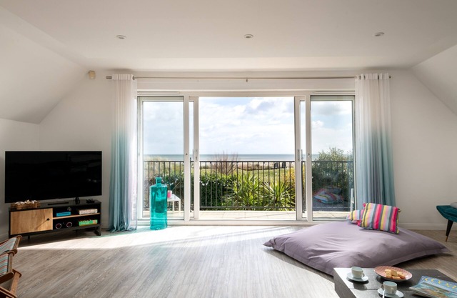 Family Friendly Beach House With Hot Tub! Outstanding Sea Views