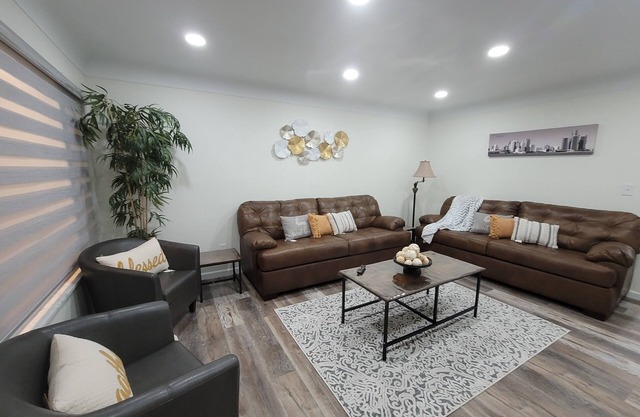 Family-Friendly 3BR Home – Fully Renovated, 20 Mins to Detroit