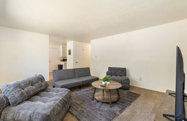 Family-Friendly 2BR Home in Lynnwood w/Parking