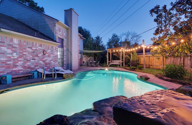 Family-Friendly 4BR w/Heated Pool, Spa & Game Room near The Woodlands and IAH