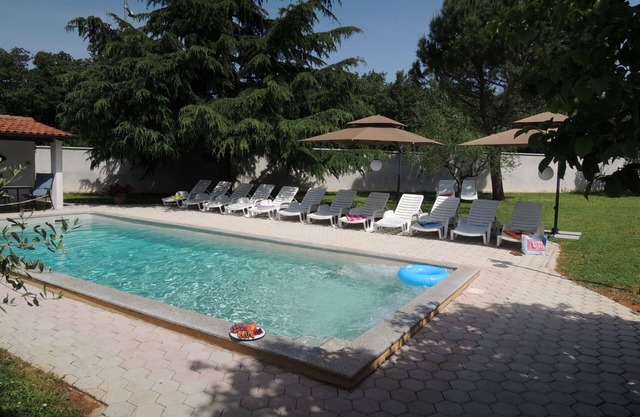 Family-friendly apartment for 4 - 8 people with salt water pool and parking
