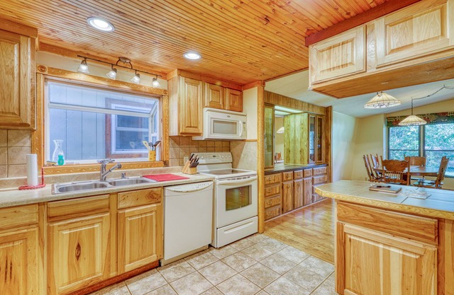 Family-friendly Home with Private Hot Tub, Free WiFi, Firepit, and Creek