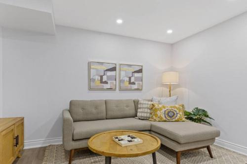 Family Friendly - HOT TUB - Near Toronto & UOIT