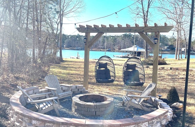 Family Friendly Lakefront Cottage/Home Theatre/Bunk room