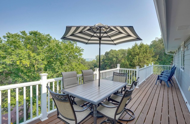 Family-Friendly ‘Lakeview Cottage’ w/Deck & View