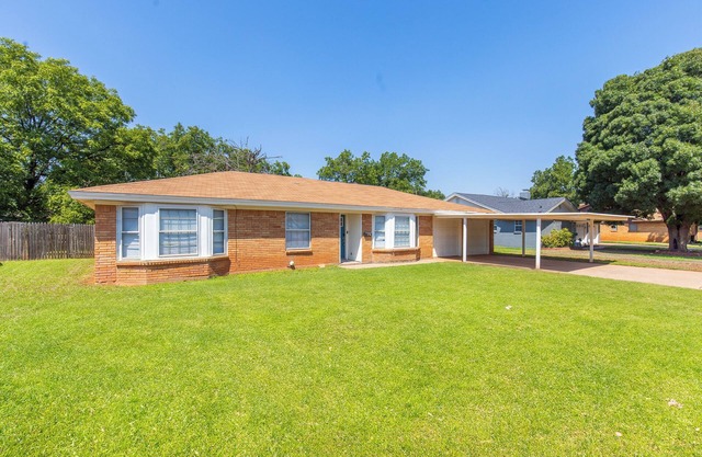 Family-Friendly Retreat: 3BR Home with Game Room & Spacious Backyard Oasis