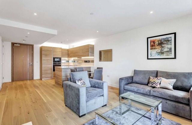 Family friendly, stylish river facing stylish 2 bed apartment- direct city links