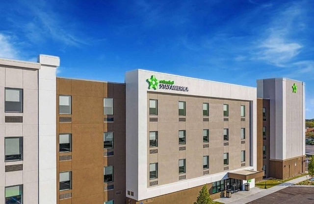 Family-Friendly Suite Near Shopping & Dining Options