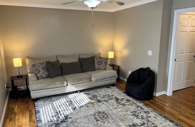 Family Friendly Townhouse Near Lake and Shopping