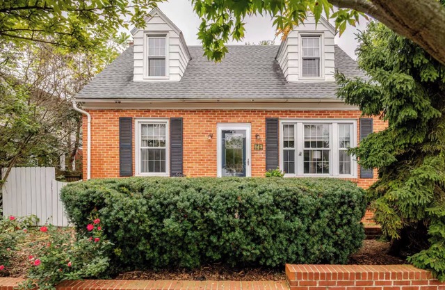 Family Friendly, Peaceful Yard, Dedicated Work Space, Close to Local Attractions