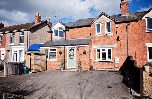 Family & Friends get Together. Pet Friendly Hot Tub Lovely Walks Pizza Oven BBQ