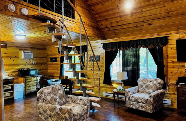 "Family Fun by the River: Sleeps 9, Pet-Friendly Cabin!"