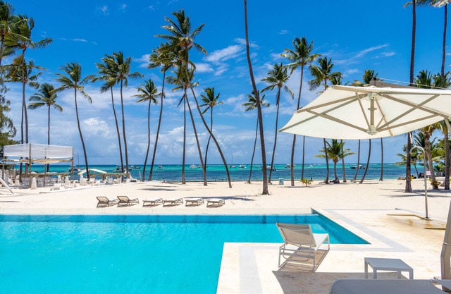 Family Getaway Apartment - On The Beach
