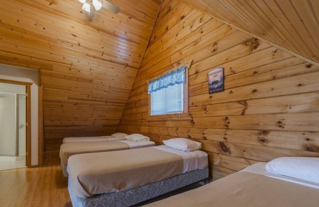 Family Getaway Lodge with Playground and Water Park! Near Wetherby Cranberry