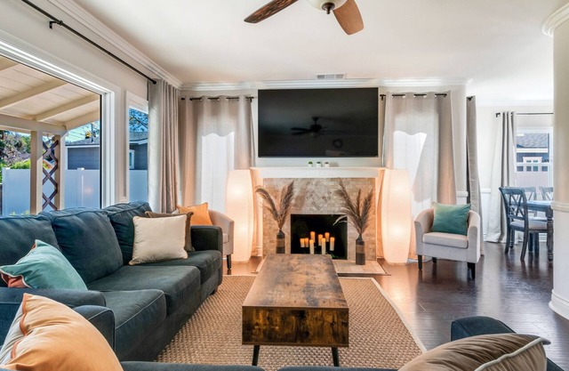 *Family Getaways* Charming Pool Home by Downtown