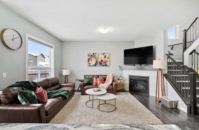 Family Haven Near Airport ✈ | Kids Play Den, BBQ Deck + FREE Banff Pass & Wine!