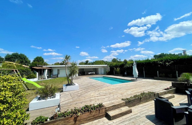 Family home - Sleeps 10 - Heated pool - Air conditioning