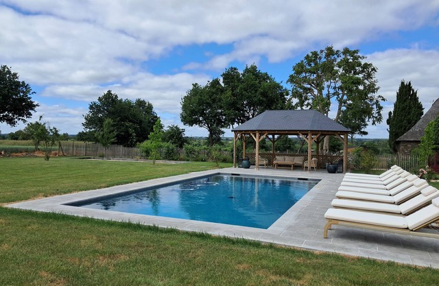 Family home with swimming pool and Jacuzzi in the heart of nature.