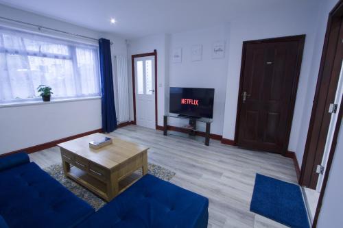 Family House near Farnborough Airport, Free Parking