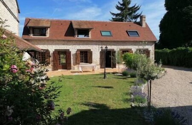 Family property in charming village on the banks of the Seine