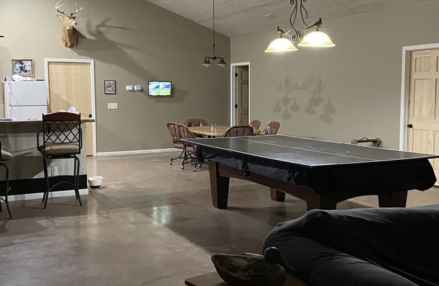 Family Retreat-fishing pond, pool table and double bunks!