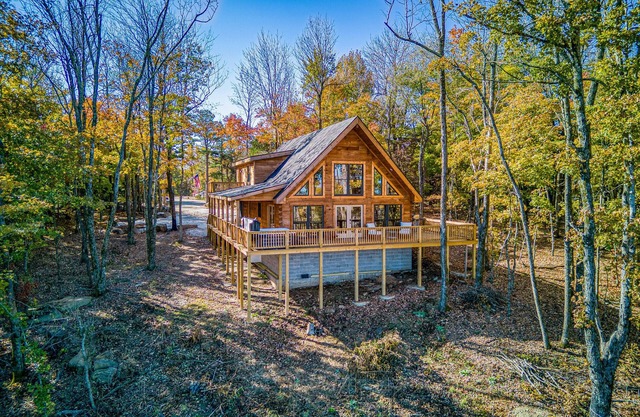 Family Retreat in this Gorgeous Log Cabin overlooking the Arkansas Grand Canyon!