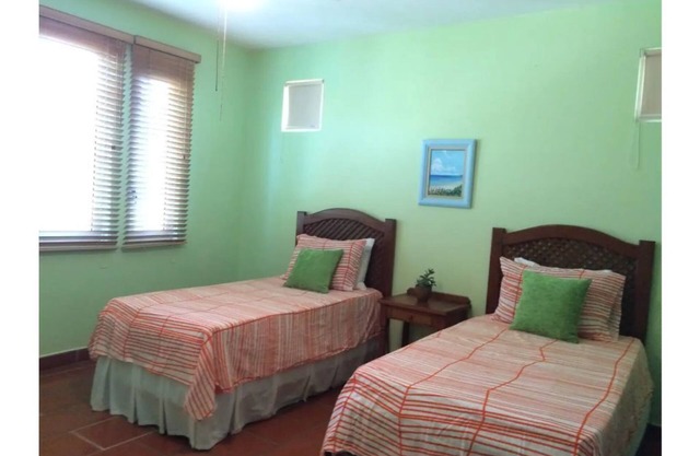 FAMILY RETREAT w BEACH ACCESS