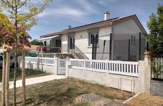 Family townhouse with garden close to shops and beach.