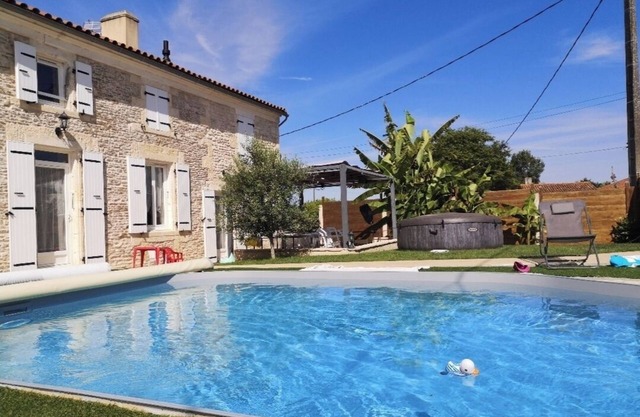 Family villa with swimming pool and Jaccuzi near the beach
