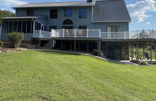 Family Vacation on the Lake!! Private Dock Plus Game Room!