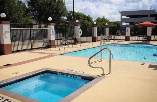 Family Vacay! 4 Spacious Units, Kitchen, Pool, Hot Tub