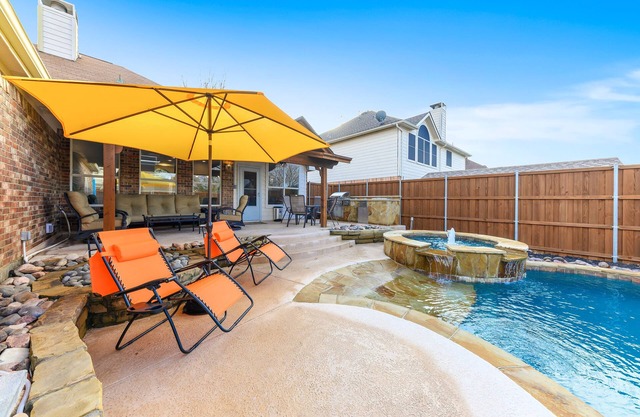 Fancy home in Frisco-Heated spa &pool BBQ Gameroom close to DFW sleep 10-14