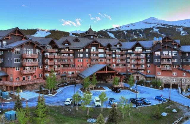 Fantastic 2 bedroom Summer and Ski In/Ski Out Condo. Summer unit with rare A/C