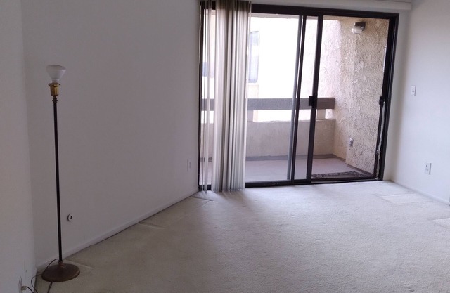 Fantastic 2-bedroom condo with AC in Encino