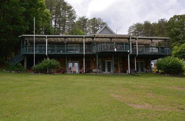 Fantastic 4 Bedroom, 3 Full Bath, Gorgeous Lot! Gazebo, Boat House, Private Ramp