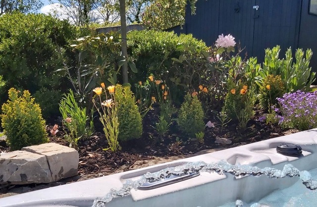 Fantastic Country House with a hot tub + splash pool + games in private grounds.