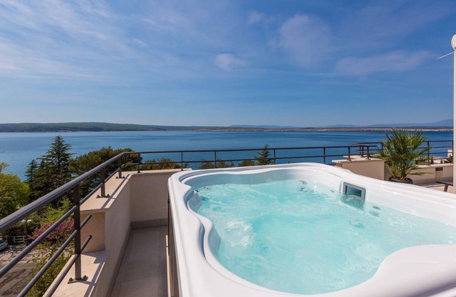 Fantastic flat just 100 metres from the beach with sauna, jacuzzi, sea view