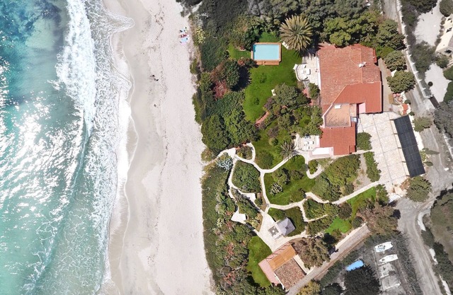 Fantastic independent villa on the beach with swimming pool