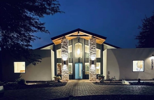 Fantastic Location, Family Friendly, Salt Water Pool in Quiet Neighborhood!