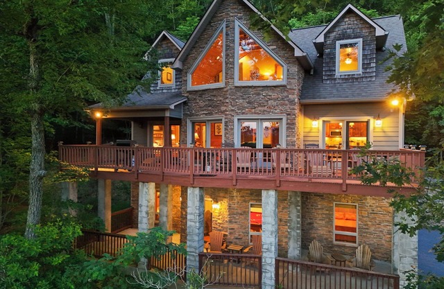 Fantastic Views, Custom 5 BR Home, 5 min to Town, Shopping, Dining, Hiking, More