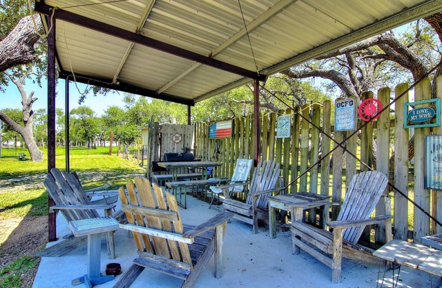 Fantasy Oaks Lodge! 1 mile from the boat ramp! Pet Friendly! 1.36 Acres