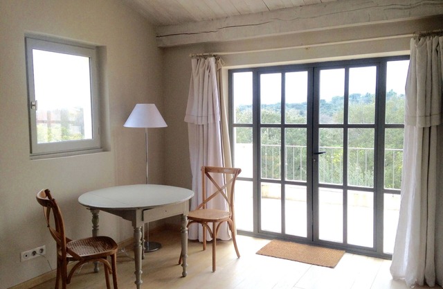 Farmhouse B&B on equestrian estate/pool