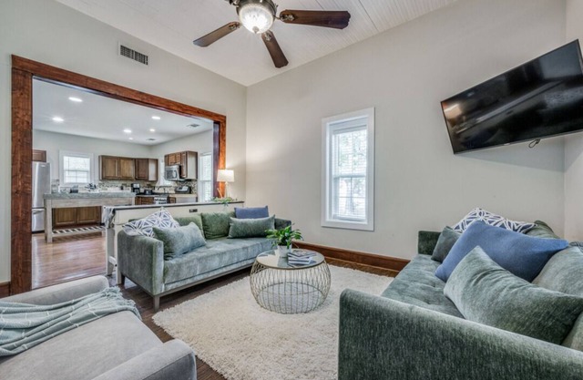 Farmhouse cuteness in Quaint Justin Tx, Walk to old town and enjoy! n