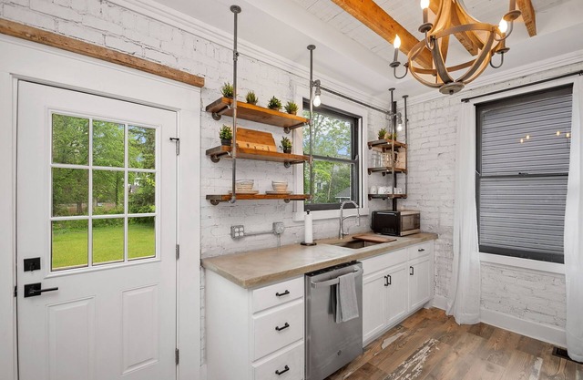 Farmhouse - Fire Pit, Grill, Record Player, 10mi to city