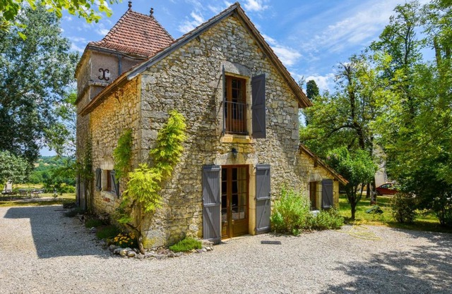 Farmhouse in Saint-Cernin with Pool & Views