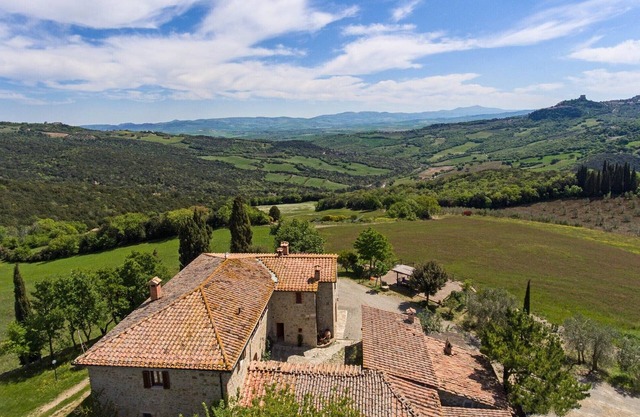 Farmhouse IL PODERUCCIO romantic apartment in Val d'Orcia
