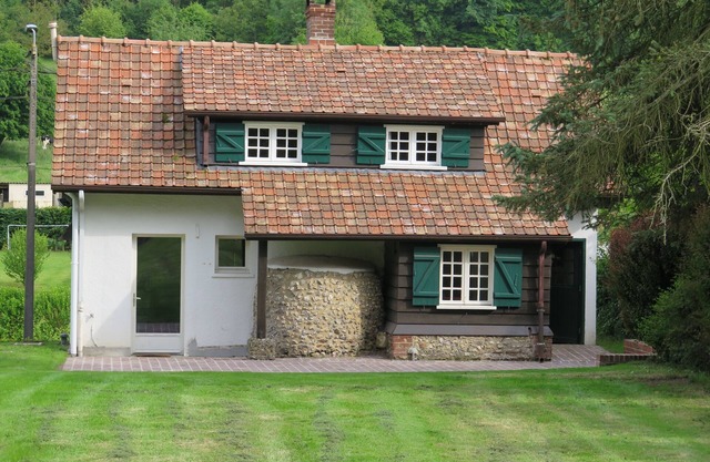Farmhouse of character in a green