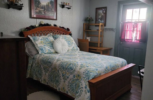Farmhouse room 15minutes to, caverns state parkn Falling waters chipley Florida