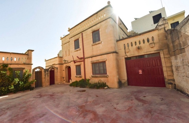 Farmhouse situated in a quiet area with spectacular seaview of Xwejni bay!