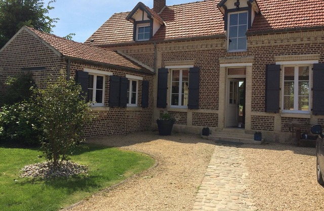 farmhouse with pool 1 hour from Paris